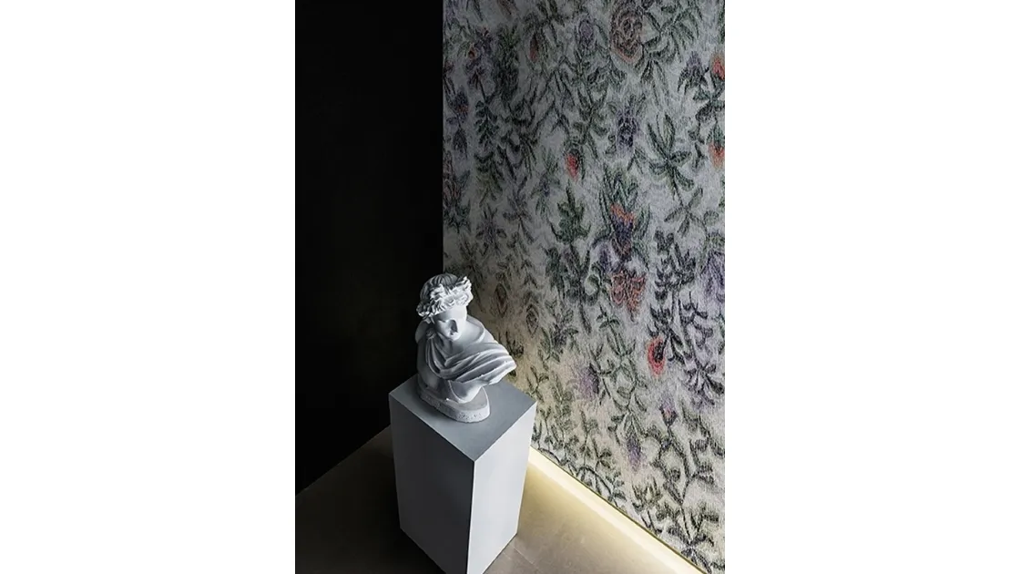 Carta da parati vinilica A Tratti con disegno floreale di Wall&Decò