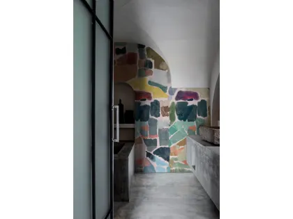 Carta da parati impermeabile da interno Dedalo con grafica geometrica ispirata all'estetica urbana di Wall&Decò