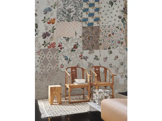 Carta da parati materica Tex-Tales con patchwork di tessuti strappati su un intonaco eroso dal tempo di Wall&Decò