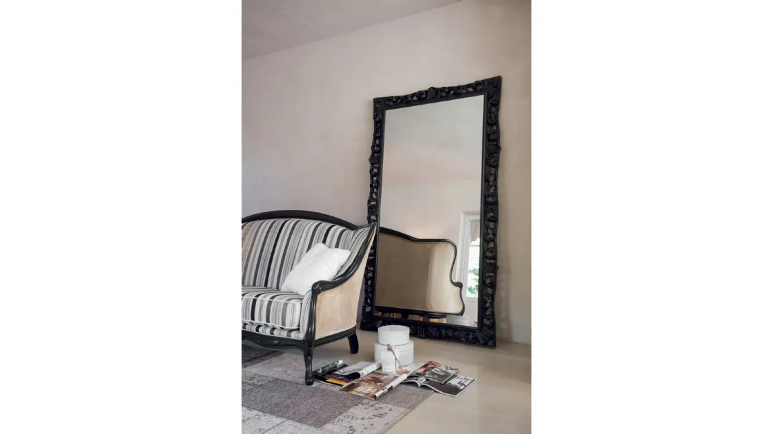 Specchio ampio Agrip con cornice floreale in legno laccato Nero opaco di Tonin Casa