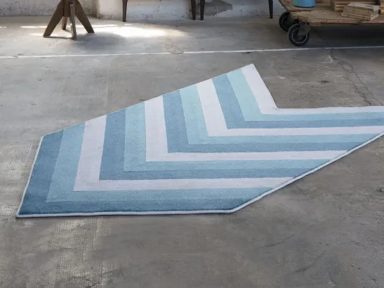 Tappeto nei toni del blu Arrow di Besana Moquette