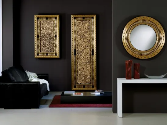 Specchio 05 con cornice in legno finitura foglia oro di Vismara Design