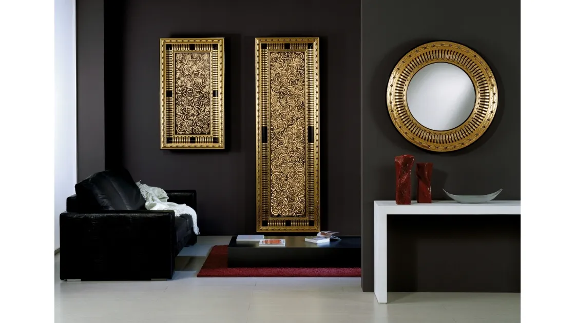 Specchio 05 con cornice in legno finitura foglia oro di Vismara Design