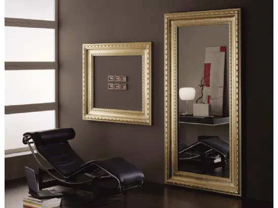 Specchio 02 con cornice in legno finitura foglia oro di Vismara Design