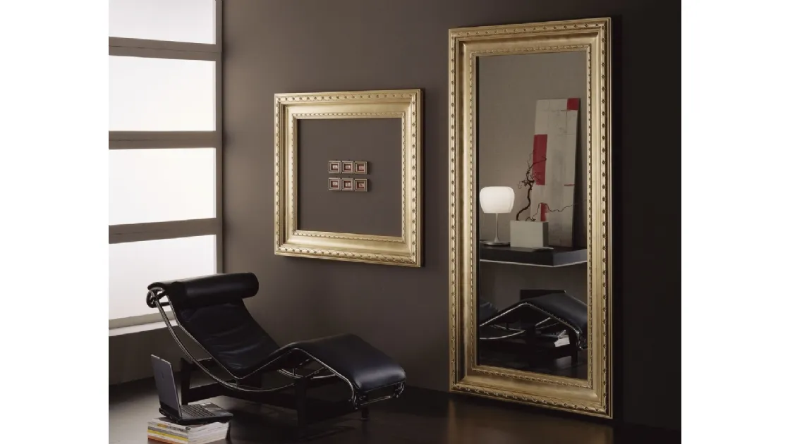 Specchio 02 con cornice in legno finitura foglia oro di Vismara Design