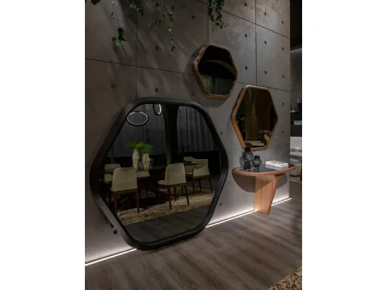 Specchio esagonale Hive con cornice in legno massello di Tonin Casa