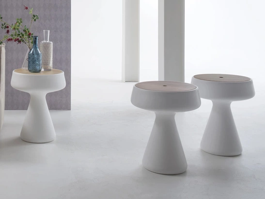 Tavolino di design Maki in polietilene con top in legno di Tonin Casa