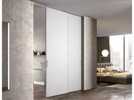 Porta scorrevole per interni con vetro bianco satinato e telaio in alluminio finitura Argento Duo Fly di In Forma