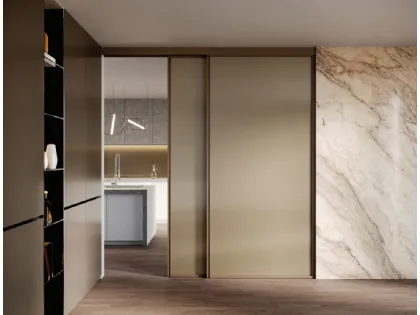 Porta scorrevole per interni con vetro bronzo metallizzato satinato Plinto Fly di In Forma