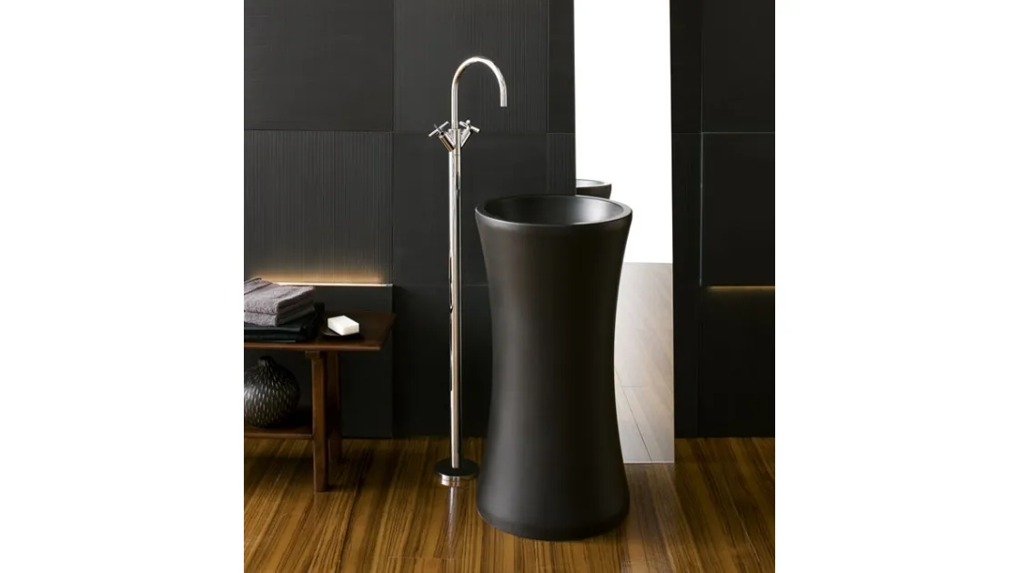 Lavabo a forma di clessidra in pietra naturale Sign Monolite di Neutra