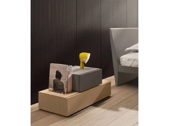 Comodino formato da 1 cassettone in Rovere e 1 cassetto laccato, Gruppo Compongo di Orme