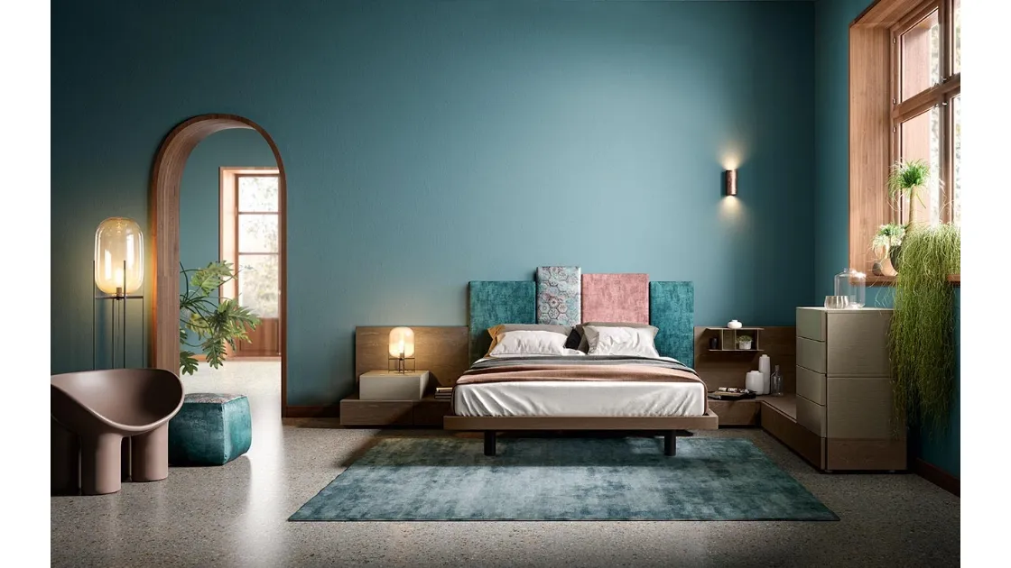 Letto matrimoniale in legno con testiera asimmetrica rivestita in tessuto M01 Puzzle e Alfa di Mercantini