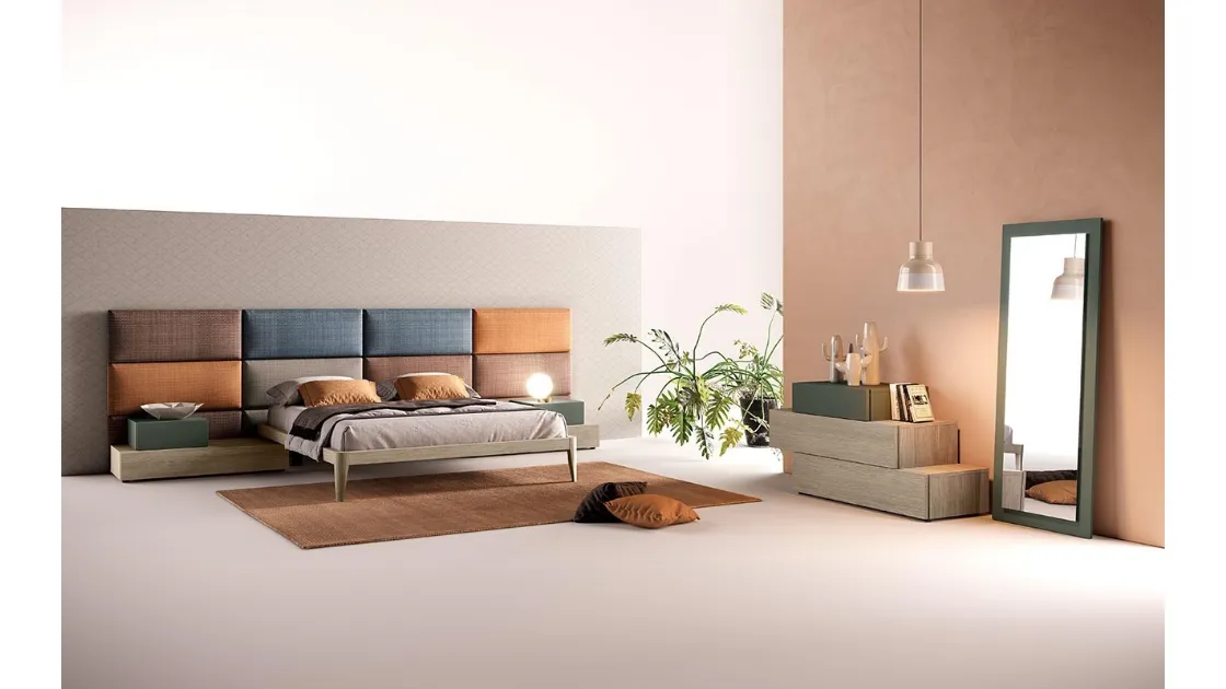 Letto con testiera in tessuto imbottito e giroletto con comodini integrati in legno M03 Puzzle e Beta di Mercantini