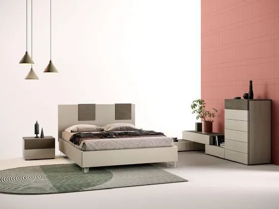Letto matrimoniale in laccato opaco con testiera M05 Spot e Delta Box di Mercantini