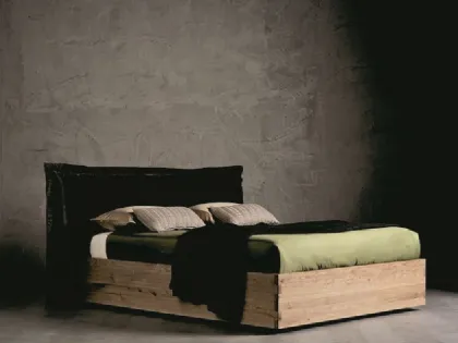 Letto matrimoniale in legno con testiera in tessuto Pegaso di Alta Corte