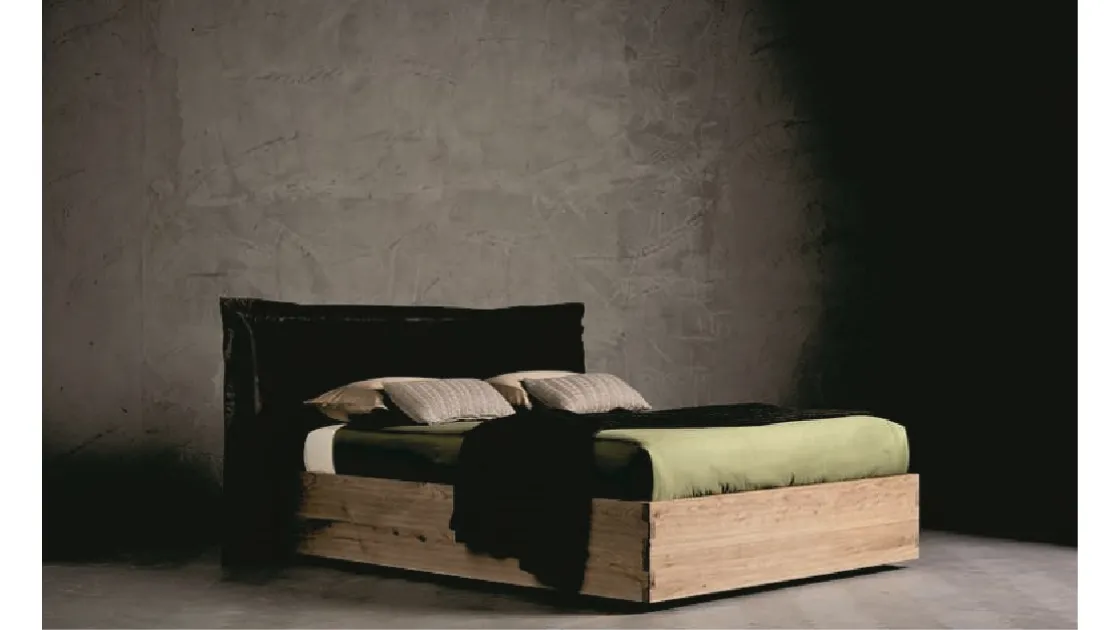 Letto matrimoniale in legno con testiera in tessuto Pegaso di Alta Corte