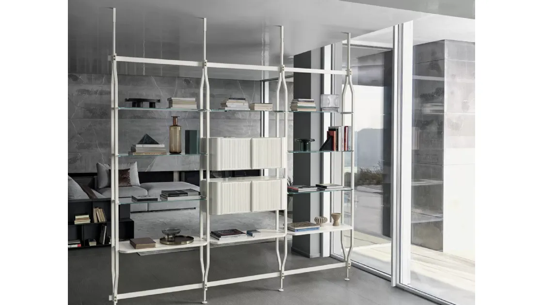 Libreria divisoria Charlotte a soffitto in acciaio laccato con ripiani in cristallo di Bontempi