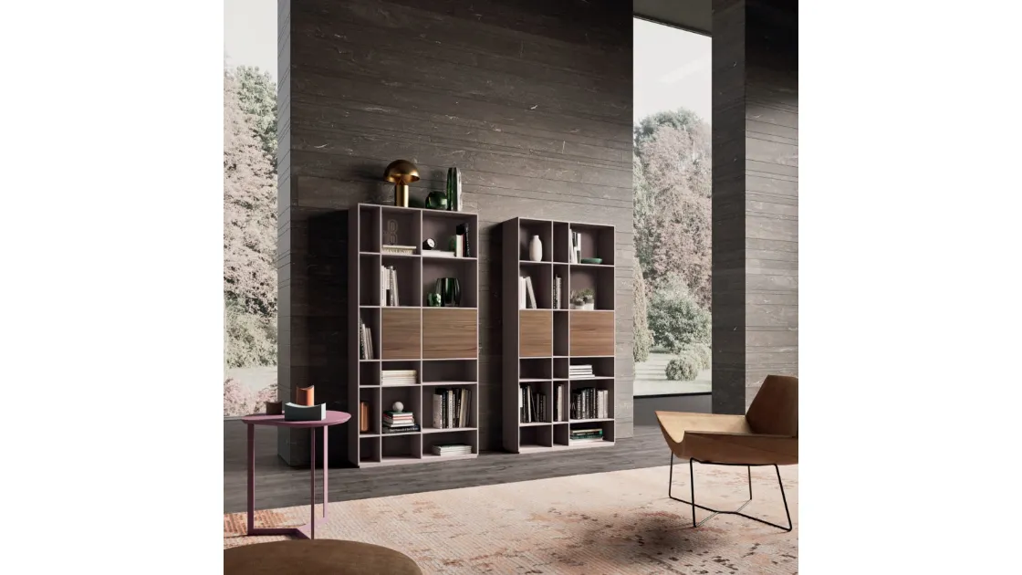 Libreria a muro in laccato opaco ortensia e materico finitura frassino cuoio di Orme