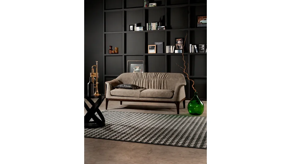 Divano lineare Tiffany sofa in tessuto con struttura in legno di Tonin Casa