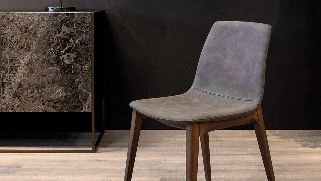 Sedia Aralia con rivestimento seduta in pelle e gambe in legno di Tonin Casa