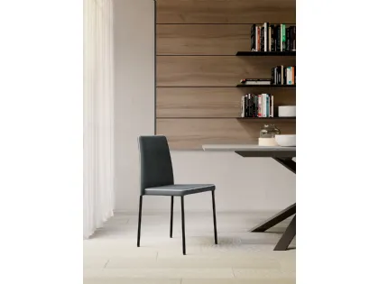 Sedia Aurora imbottita e rivestita in ecopelle con struttura in metallo di Arredo3