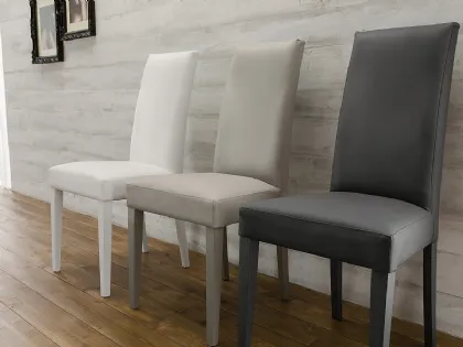 Sedia Carmen con seduta imbottita e rivestita in ecopelle e struttura in legno laccato di Arredo3