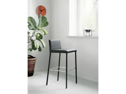 Sgabello Giulia con struttura in metallo completamente rivestita in ecopelle di Arredo3