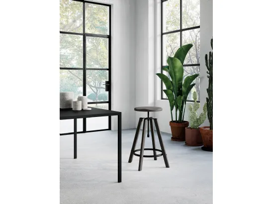 Sgabello Hugo con struttura e seduta in legno con poggiapiedi e dettagli in metallo verniciato lucido grigio scuro di Arredo3