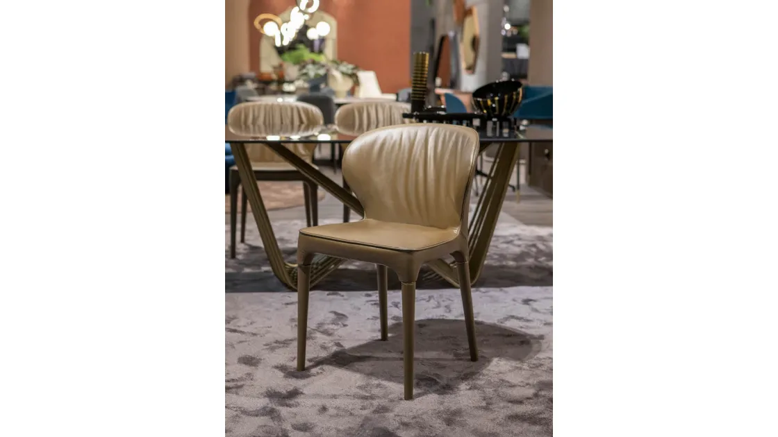 Sedia Bea Plus rivestita in pelle con struttura in legno di Tonin Casa