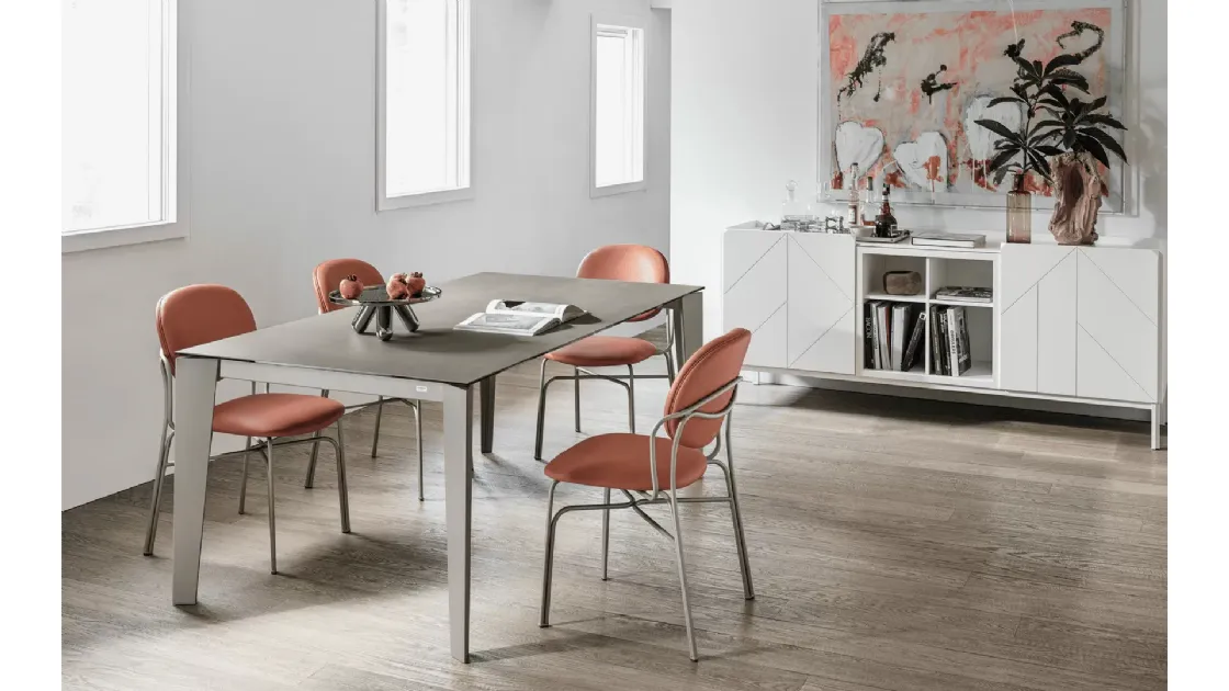 Sedia Dada rivestita in pelle con struttura in acciaio laccato di Bontempi