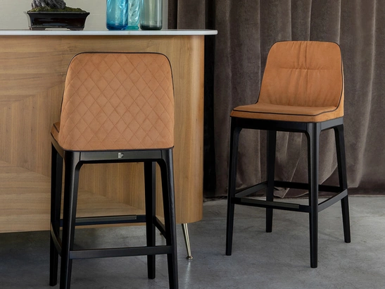 Sgabello Mivida Élite con trapuntatura a rombi sullo schienale di Tonin Casa