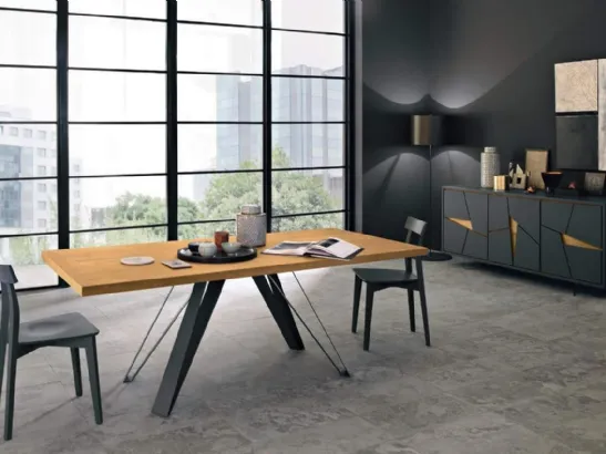 Tavolo Blade in legno con profilo dritto e base in metallo laccato antracite di FGF Mobili